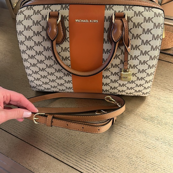 Michael Kors burnt orange and monogram handbag with shoulder strap! - Picture 8 of 9